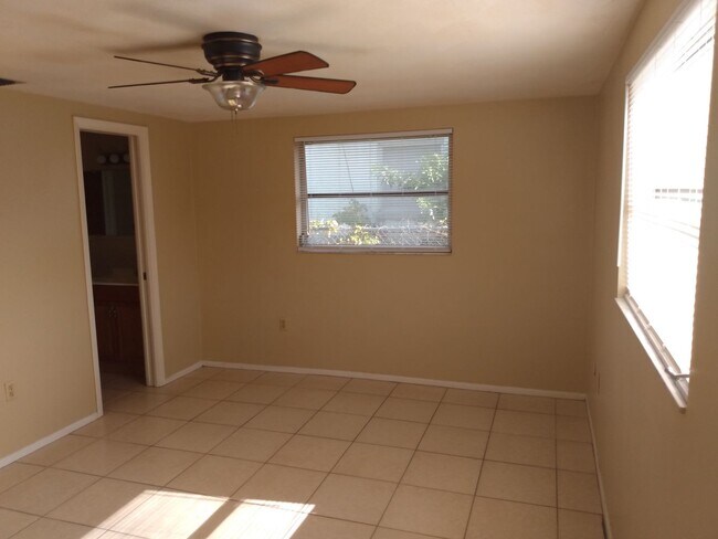 Foto del edificio - 2 Bed/2 Bath 1200 Sq. Ft. home with BONUS ROOM, indoor laundry & a fenced yard!!
