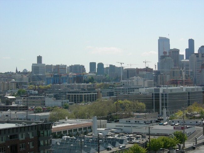 Foto del edificio - 1000 Aurora Ave N