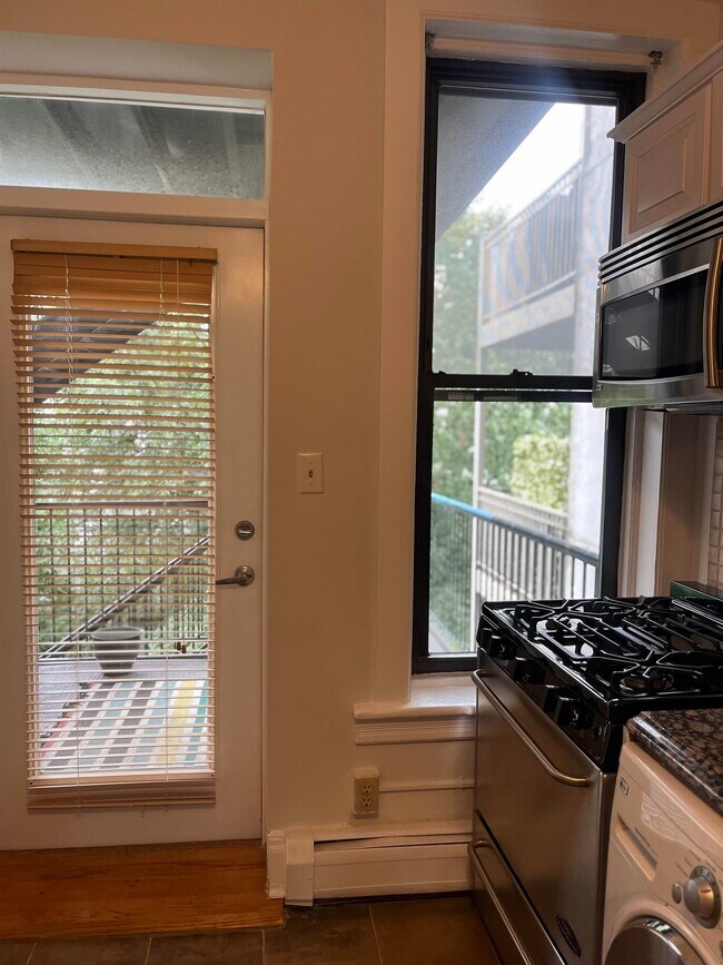 Building Photo - 608 Madison St