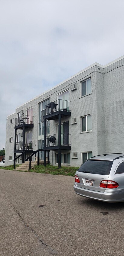 Primary Photo - 2761 Queen City Ave