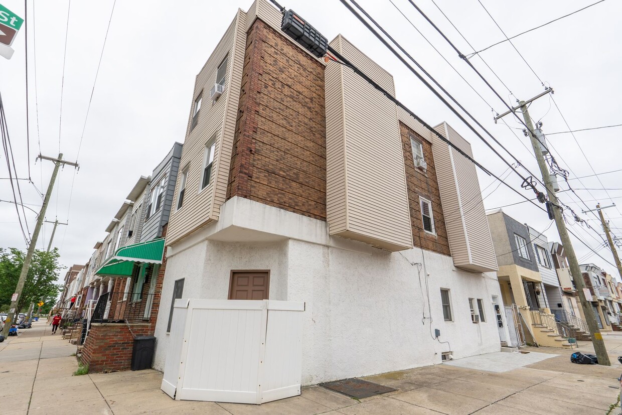 Primary Photo - 2400 S 4th St