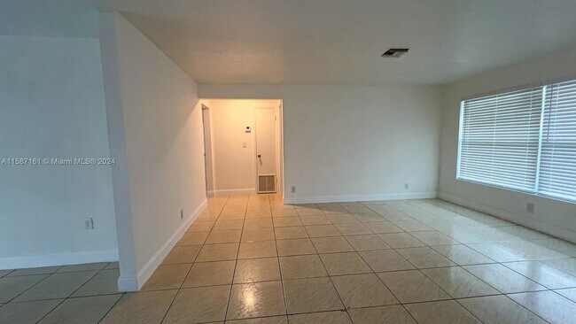 Building Photo - 118 W 10th Street 1, Riviera Beach, FL 33404