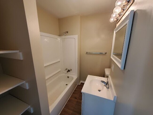 Building Photo - 3 bedroom home with covered patio and garage!