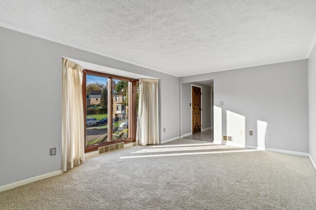 Foto del edificio - Spacious 4 Bed 2.5 Bath Home Located in North Hills School District - Available September 1st!