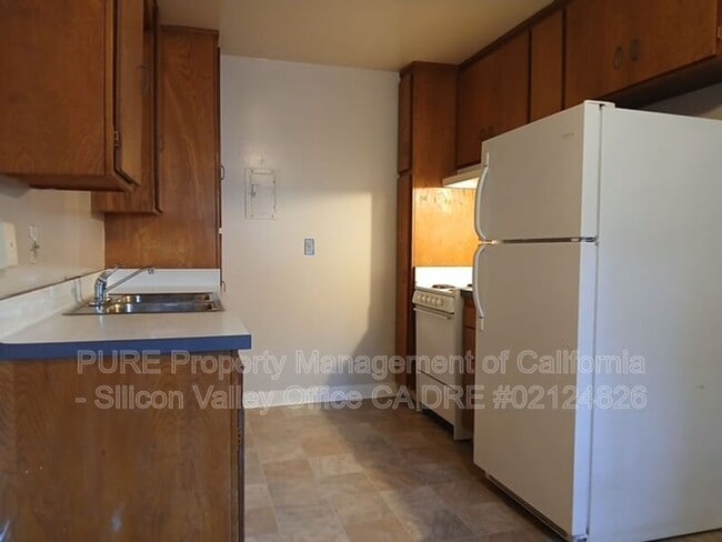 Building Photo - 870 Castlewood Dr