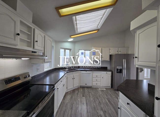 Building Photo - Coming soon! Comfortable Selah Residence with Open Living Space and Easy Commuter Access