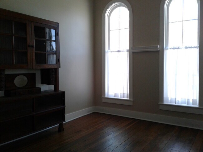 Building Photo - 124 E Main St