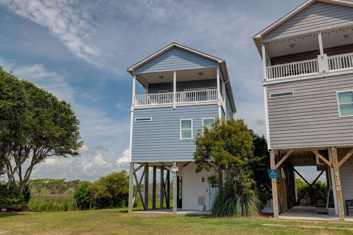 Building Photo - 613 N New River Dr