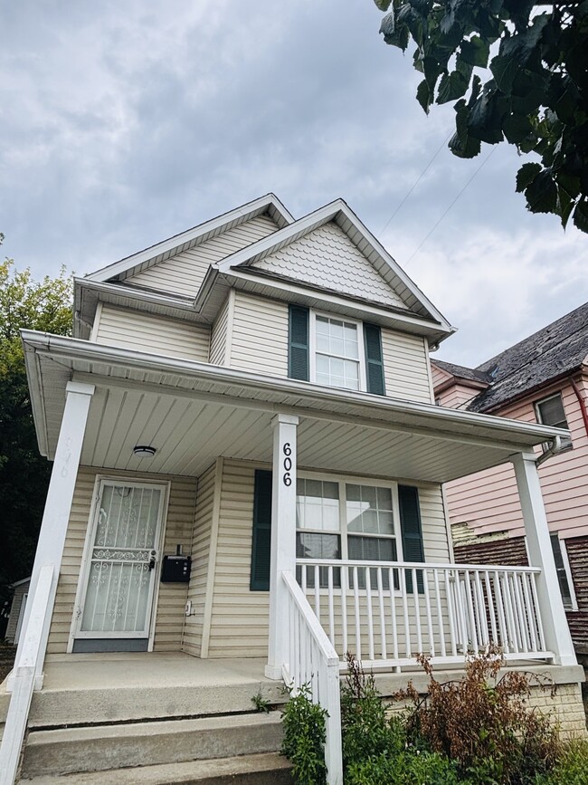 Building Photo - 606 E 103rd St