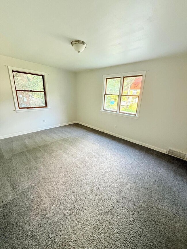 Building Photo - Freshly updated 4BD 1.5BA in Verona!!!