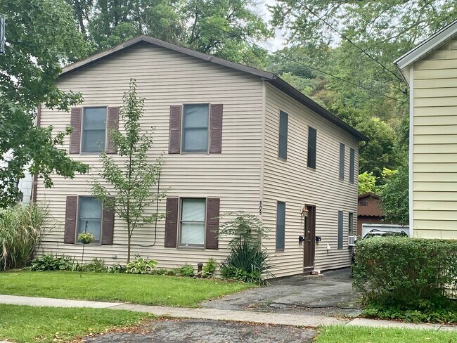 Building Photo - 809 N Aurora St