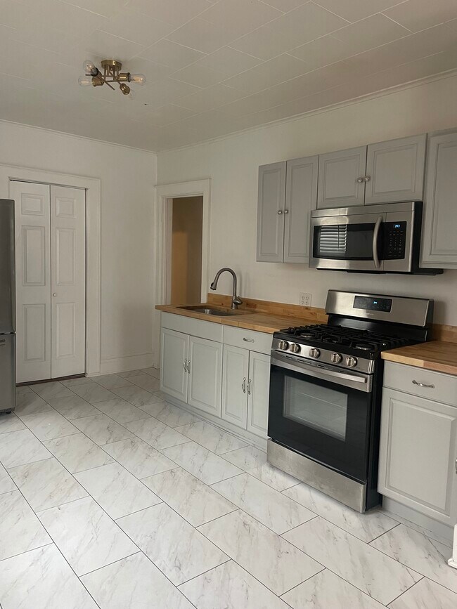 Building Photo - 300 Milburn Dr