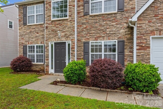 Foto del edificio - 2704 Piersland Drive