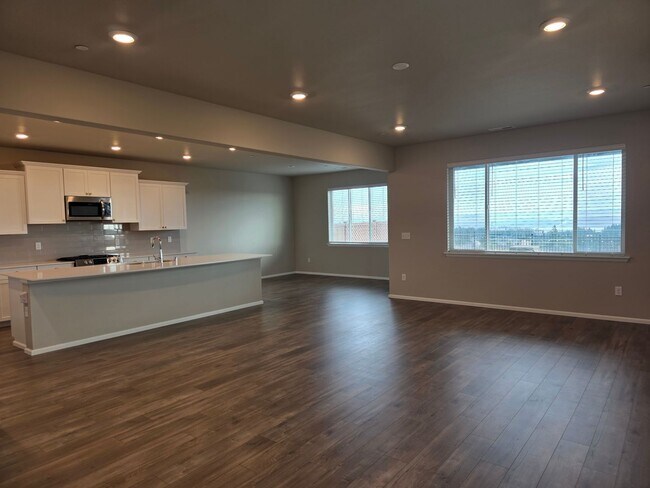 Foto del edificio - 4 Bedroom Home in Soundview Estates!