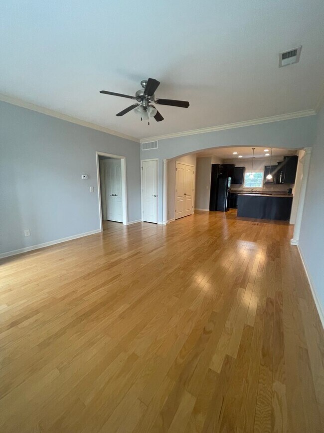 Foto del edificio - Charming 2 Bed, 2 Bath Home with Garage