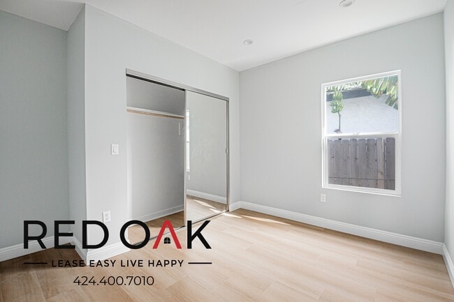 Building Photo - 923 W 75th St