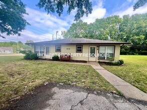 Building Photo - 613 NW Fieldcrest Dr