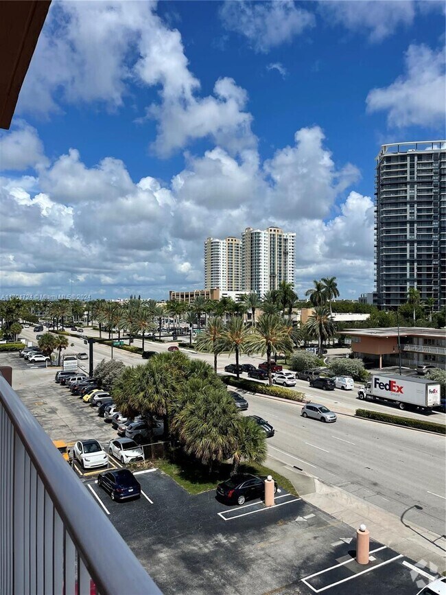 Building Photo - 2200 E Hallandale Beach Blvd