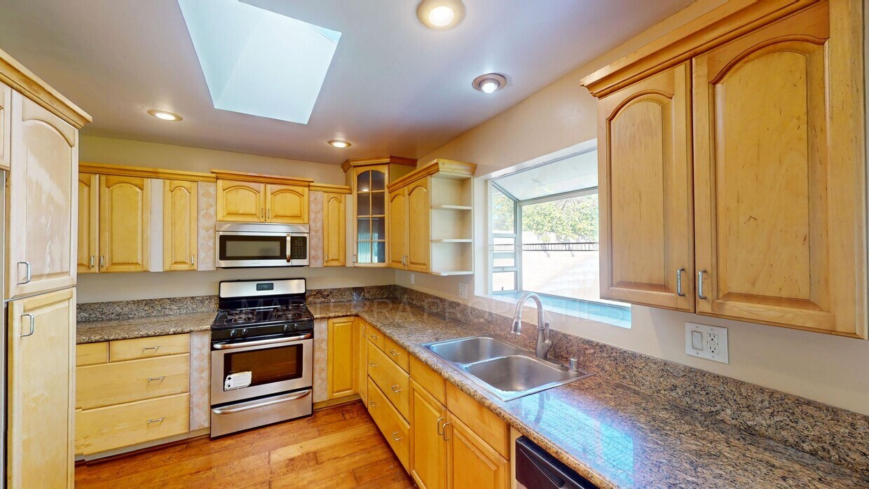 Foto principal - Remodeled 4 bedroom home in Huntington Beach