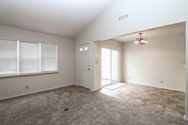 Building Photo - Lovely South Tulsa location close to shopping and restaurants