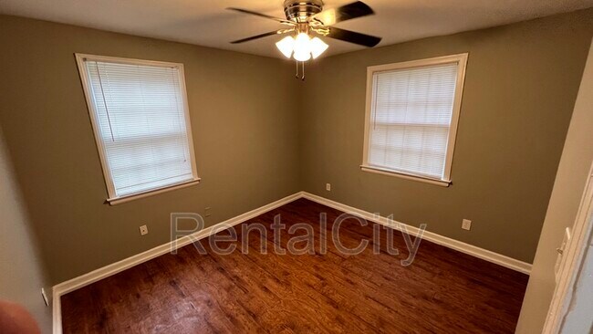 Building Photo - 1179 Victor Dr