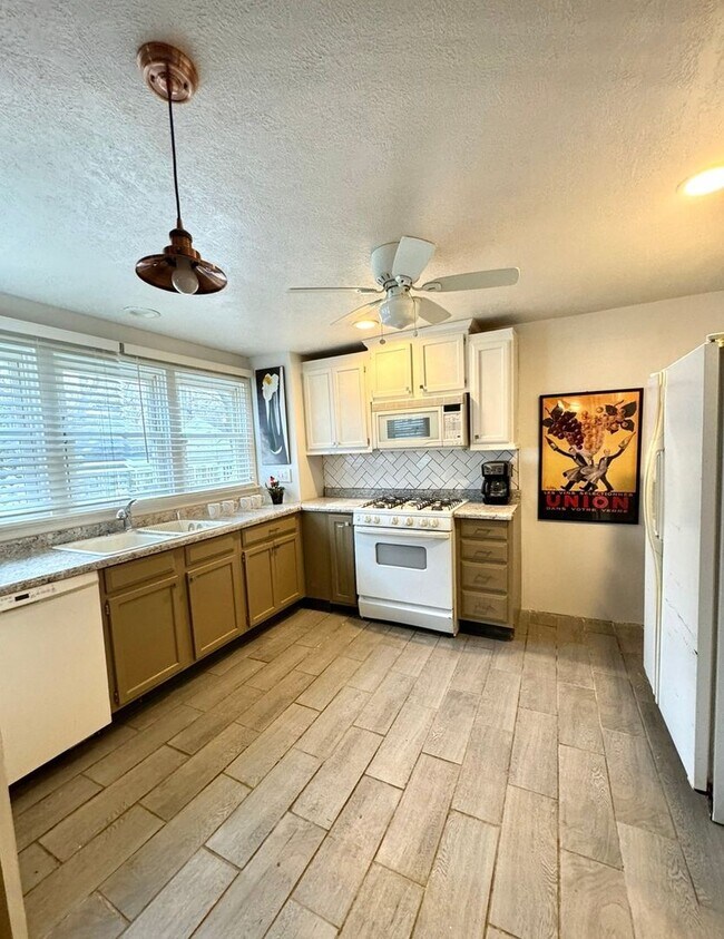 Building Photo - Charming 1BR House in Toledo