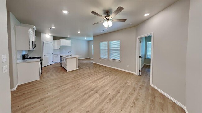 Building Photo - 6905 Labelle Dr