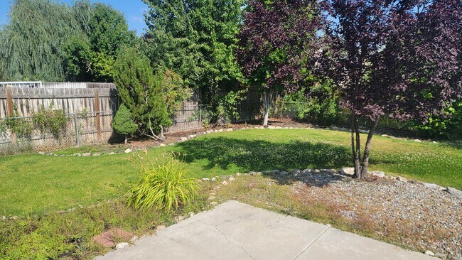 Building Photo - * MOVE IN SPECIAL* 1/2 OFF 1st FULL MONTH'...
