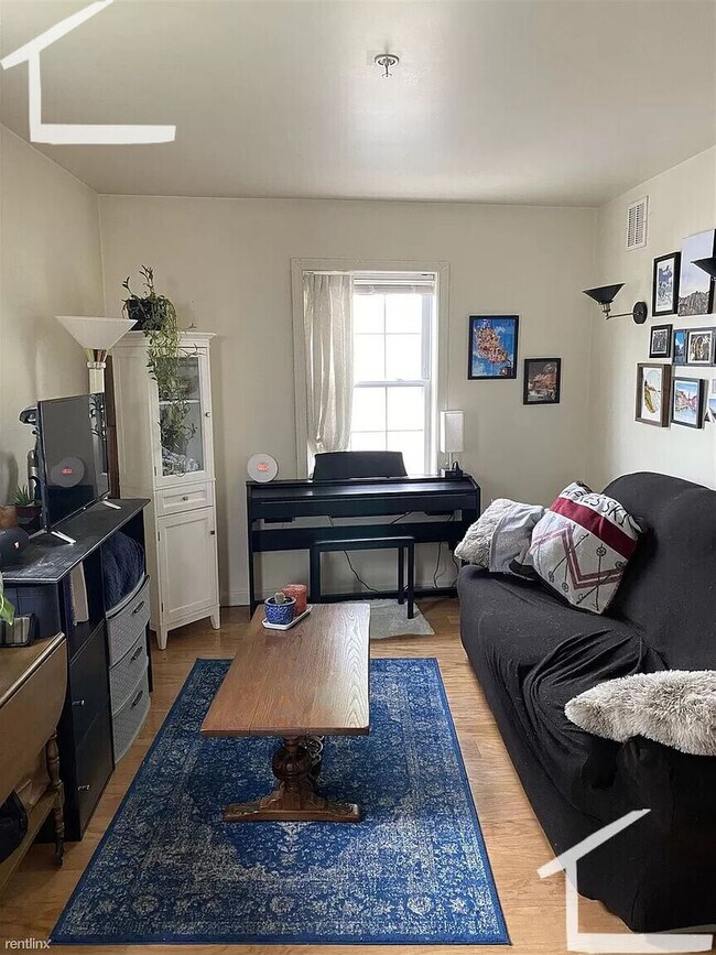 Foto del edificio - Modern Triplex Apartment with 1 Parking Included.  Conveniently Located.  NO FEE