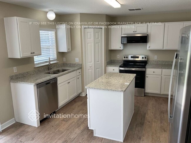 Building Photo - 1370 San Carlos Ave