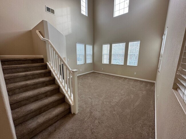 Building Photo - Beautiful 3 Bed 3 Bath Tracy Home