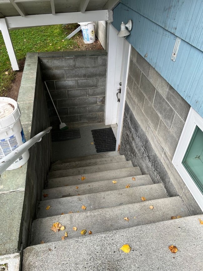 Building Photo - Quiet 2 bedroom with utilities included