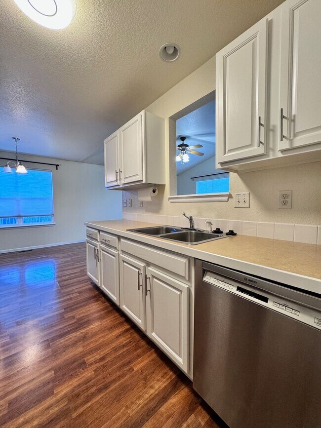 Building Photo - Great Home with Large Back Yard