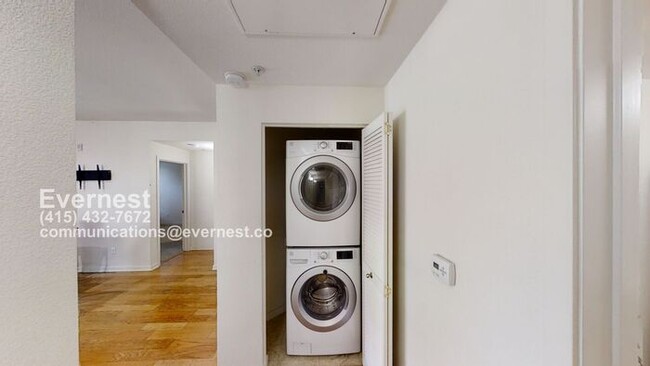 Building Photo - 2-Bedroom, 2-Bathroom Home in Prime Locati...