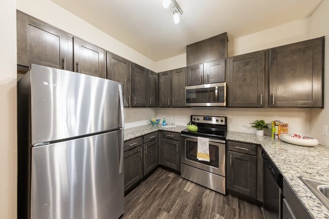 Limited-Time Savings on Modern Comfort! - Limited-Time Savings on Modern Comfort! Apartment