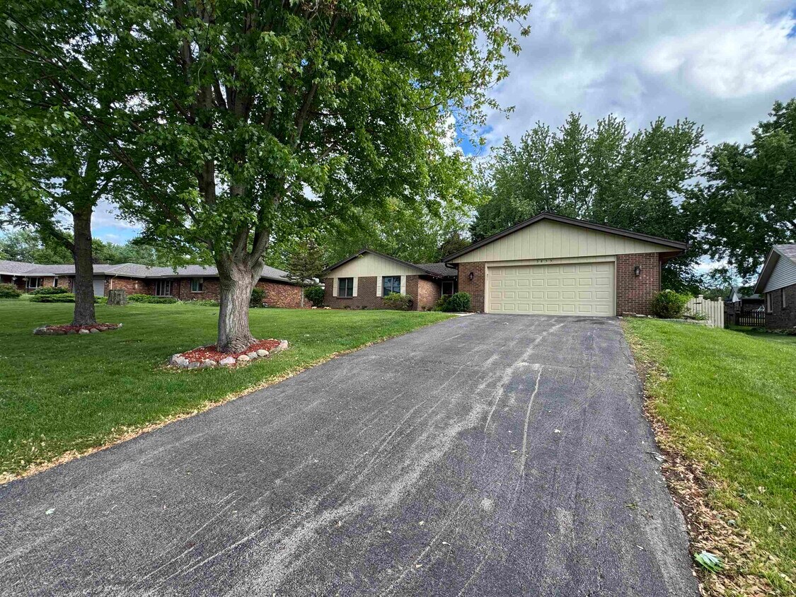 Foto principal - 5855 Thatcher Dr