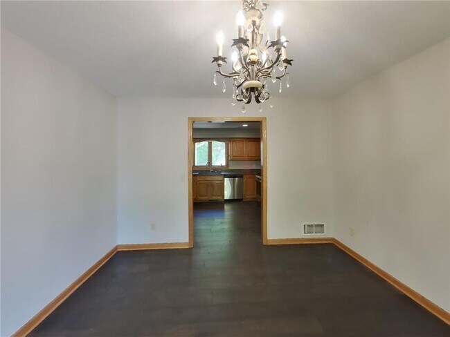 Foto del edificio - 5585 Rosewood Ln