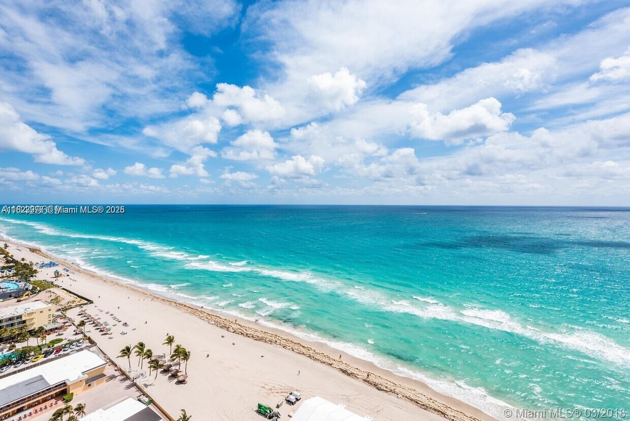 Foto principal - 18201 Collins Ave