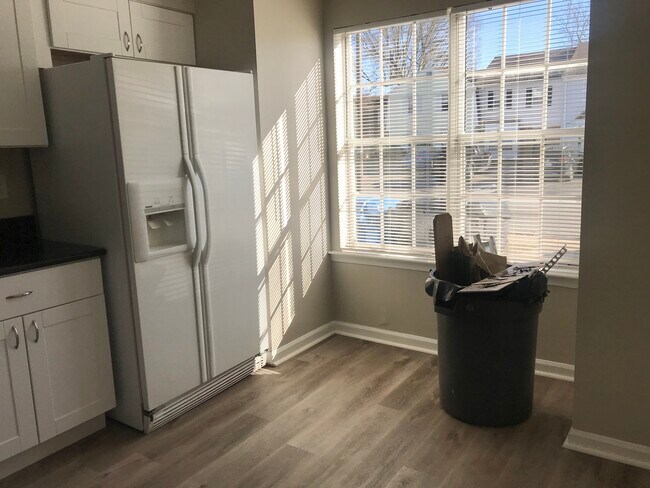Foto del edificio - 4732 Greenlaw Dr