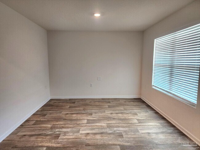 Foto del edificio - 6353 Churchill Cir