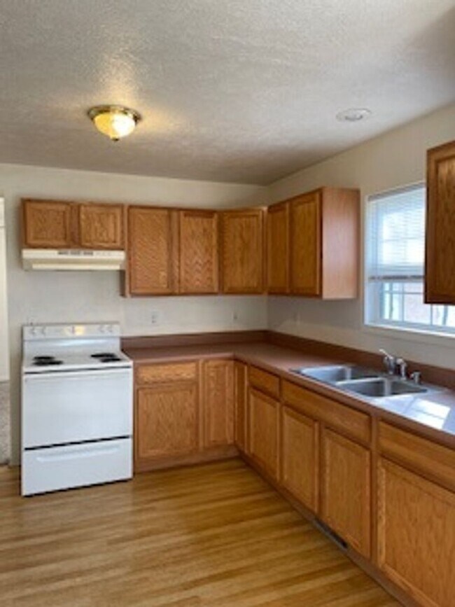 Building Photo - 3 Bedroom, 2 Bathroom Duplex!