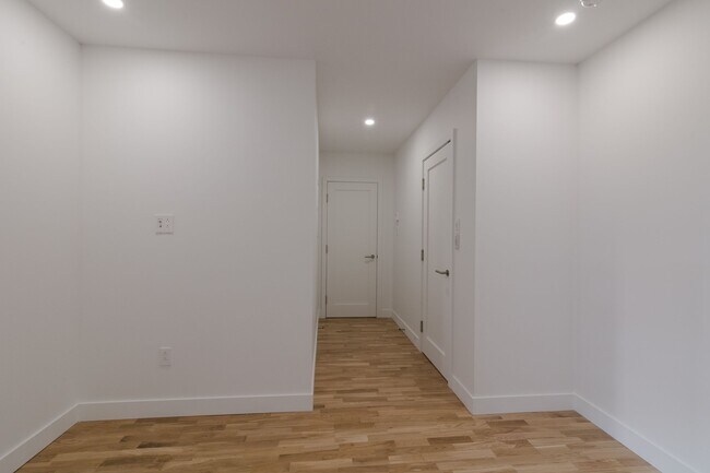 Building Photo - 5530 Ch De La Côte-Saint-Luc