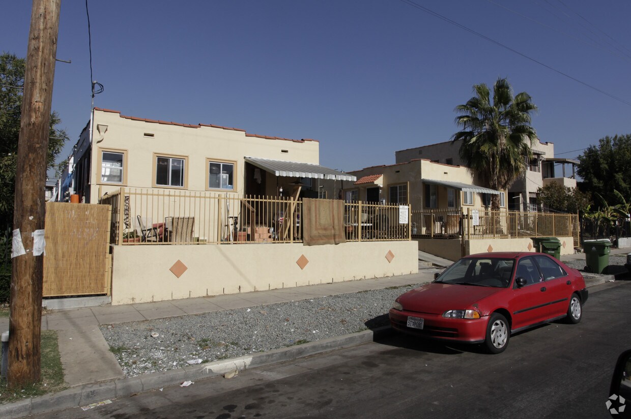 Foto del edificio - 4223-4229 1/2 Normal Ave
