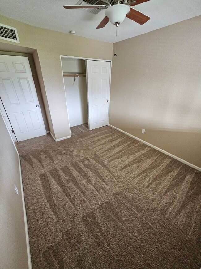 Foto del edificio - 4945 E Fox St