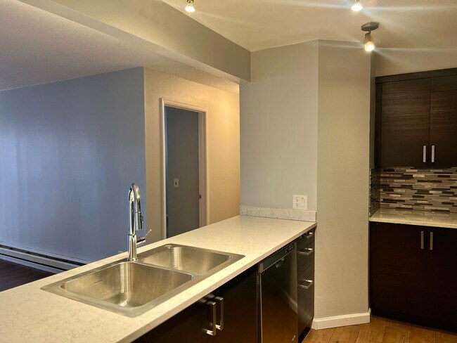 Building Photo - 2 Bedroom 2 Bathroom Aurora Condo!