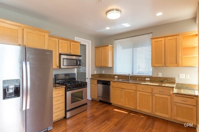Building Photo - Luxury Town-Home in Prime Location!