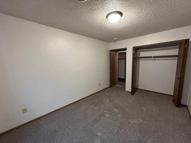 Building Photo - 418 S Van Buren St