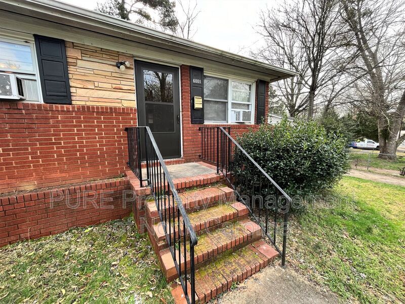 Foto principal - 6001 Ingleside Dr