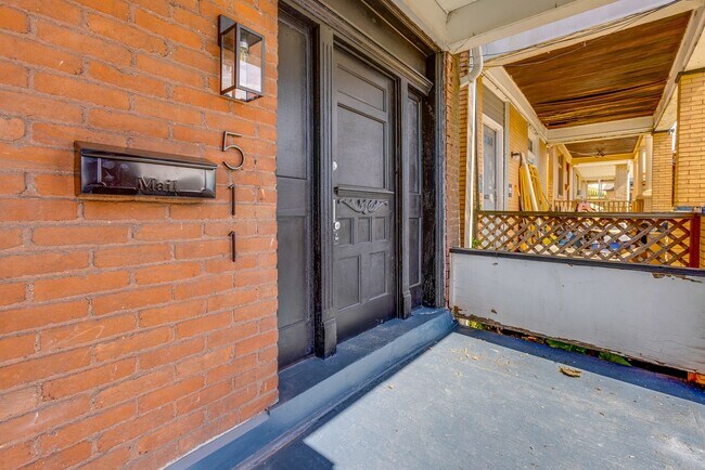 Foto del edificio - FULLY RENOVATED 3-bedroom, 1-bath brick be...