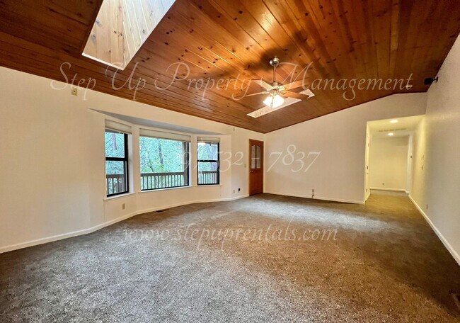 Building Photo - Cozy and Charming 3 Bedroom 2 Bathroom in ...